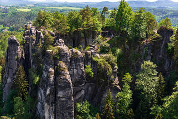 Die Bastei ein Ort im Elbsandsteingebirge mit herrlichem Ausblick auf die Landschaft und das Elbtal