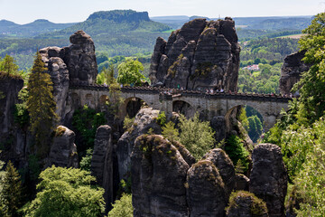 Die Bastei ein Ort im Elbsandsteingebirge mit herrlichem Ausblick auf die Landschaft und das Elbtal