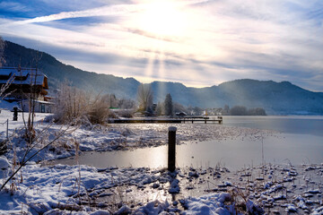 View of a dreamy winter landscape at the lake Ossiacher See in Carinthia, Austria. Blick auf eine...