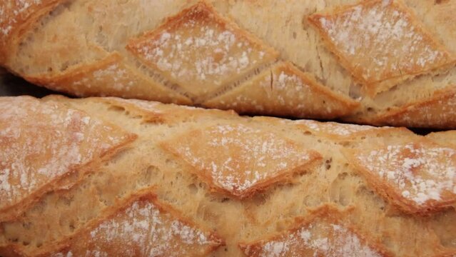 baguettes de pain en gros plan sur une planche à découper