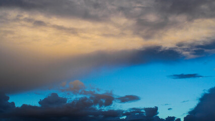 Ciel de traîne, composé de nombreux cumulus porteurs d'averses