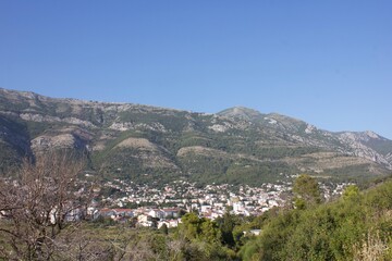 Fototapeta na wymiar view of the town in the mountains