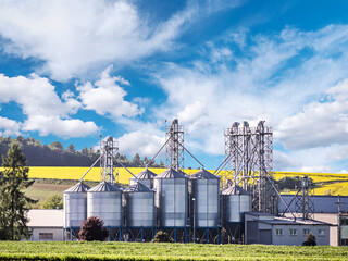 Fototapeta na wymiar Grain silo plant