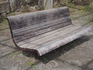 横並びの公園のベンチ