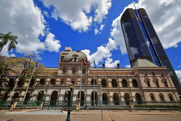 Parliament House backed by tall modern skyscraper-City Botanic Gardens. Brisbane-Australia-042 - obrazy, fototapety, plakaty