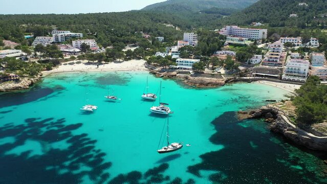 paradisiacal beaches where boats and yachts anchor
