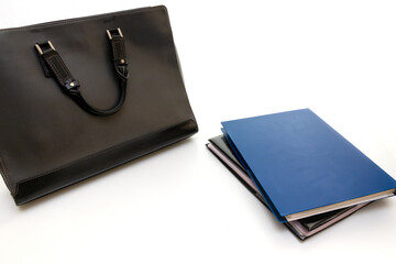 机の上のファイルとビジネスバッグ