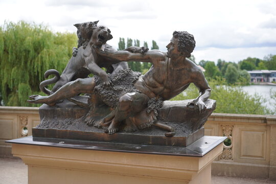 Skulptur eines Hirten, der von einem Panther angegriffen wird, Schwerin, 06.07.2022