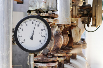 Pressure gauge for measuring pressure in the system