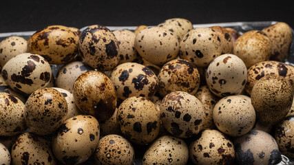 Obraz premium Group of quail eggs as a background. Raw eggs.