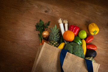 sac réutilisable en tissu contenant des fruits et des légumes bons pour la santé et pour perdre du poids en ayant une alimentation saine. - obrazy, fototapety, plakaty