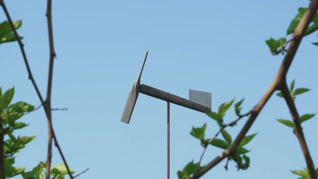 The windmill on the rebar creates a noise repelling shrews, hamsters and blind men. Means of pest control on land plots.