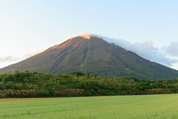 Fototapeta premium 秋が訪れた夕日に染まる羊蹄山