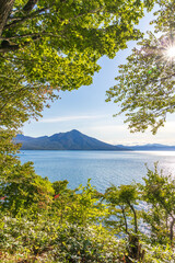 Fototapeta premium 初秋ブルーの支笏湖「北海道」