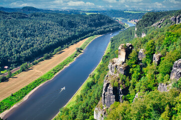 Fototapeta na wymiar Aussicht auf das Tal der Elbe sächsische Schweiz Deutschland 