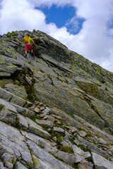 Alpinista in azione sulla cresta NW del Piz de Trescolmen, Alpi Lepontine, Svizzera