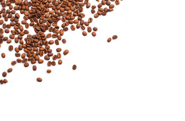 Café derramado sobre un fondo blanco con espacio de texto. Concepto de alimentos y bebidas.