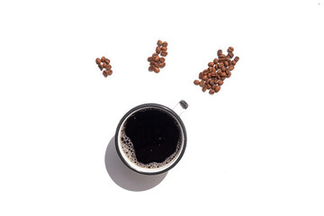 Taza de café con medidor de energía de granos tostados encima. Concepto de alimentos.