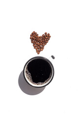 Taza de café con corazón de granos tostados encima. Concepto de alimentos.