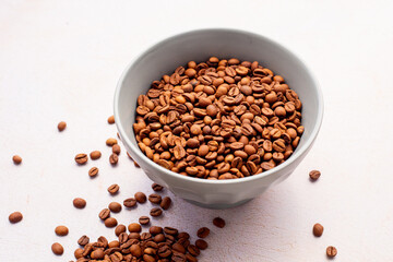 Bol lleno de granos enteros tostados de café. Concepto de alimentos.