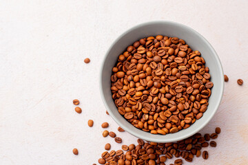 Bol lleno de granos enteros tostados de café. Concepto de alimentos.