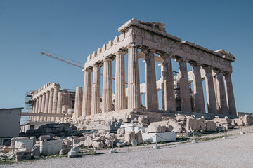 Obraz premium Athens, Greece - November 26th, 2017 : Parthenon temple on a sunny day with a construction crane in the background