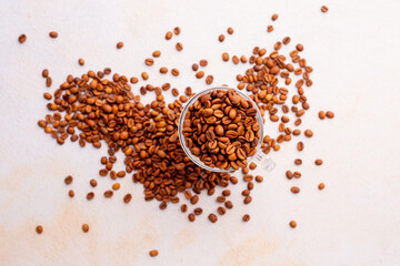 Vaso de vidrio (tipo Capuccino) lleno de granos enteros tostados de café. Concepto de alimentos.