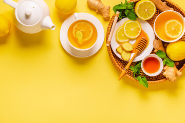 Obraz na płótnie Canvas Green tea with lemon, ginger and honey.