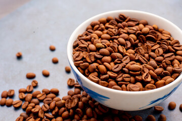 Bol lleno de granos enteros tostados de café. Concepto de alimentos.