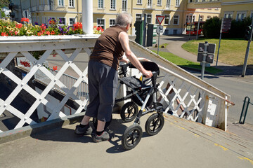 frau mit rollator unterwegs