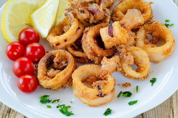 Calamari fritti, cibo estivo italiano 