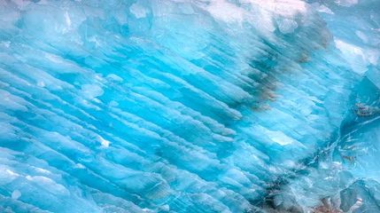 Türaufkleber Eine Nahaufnahme der geschichteten Oberfläche eines blauen Gletschers - Knud-Rasmussen-Gletscher in der Nähe von Kulusuk - Grönland, Ostgrönland © muratart
