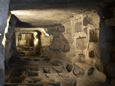 cava d'ispica catacombs larderia cave in sicily italy