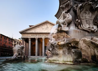 Deurstickers De Pantheontempel in Rome met een historische fontein aan de voorkant © Fm101foto/Wirestock Creators
