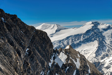 Fototapeta na wymiar view from Kitzsteinhorn in Kaprun over snowcoverd summits of the Austrian Alps