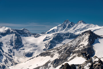 Fototapeta na wymiar view from Kitzsteinhorn in Kaprun over snowcoverd summits of the Austrian Alps