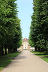 Allee in der  Stadt Ludwigsburg führt zum blühenden Barock