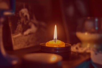 Vela encendida delate de fotos familiares
