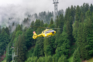 Bergrettung mit dem Hubschrauber, Helikopter Bergwacht Notfallübung im Keinwalsertal, Österreich, Grenze zum Allgäu © Frank Lambert