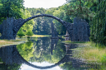 Rakotzbrücke (Teufelsbrücke) im Rhododendronpark Kromlau