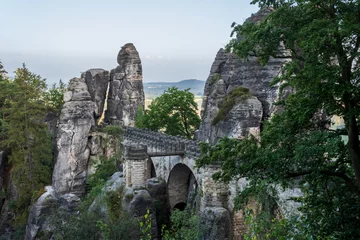 Fotobehang De Bastei Brug Basteibrücke in Lohmen in der Sächsischen Schweiz