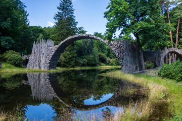 Rakotzbrücke dans le parc des rhododendrons Kromlau Teufelsbrücke