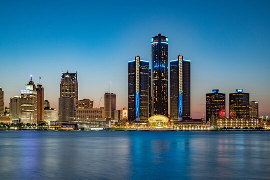 Detroit skyline at dusk on a perfectly clear weather