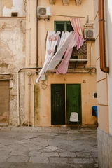 Rolgordijnen Smalle straat in de oude stad van de stad Palermo in Italië met hangende was. © Paulina