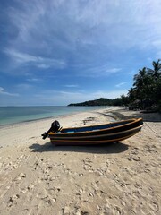 Fototapeta premium Boot am einsamen Sandstrand am Meer