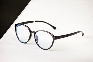 Lentes con estilo posados en fondo blanco y negro