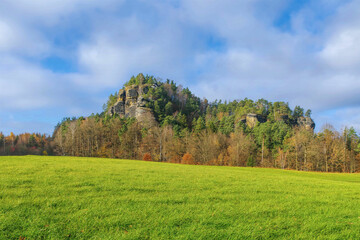 Fototapeta na wymiar der Berg Rauenstein in der Sächsischen Schweiz - mountain Rauenstein in Elbe Sandstone Mountains, Germany