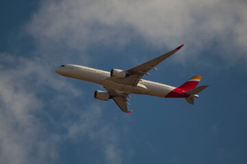 Fotografía de un avión volando