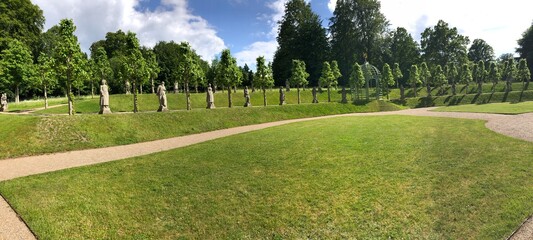 Fototapeta premium statue of a person in the park