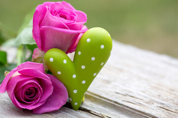 Dekoration mit rosa Rosen und grünem Herz